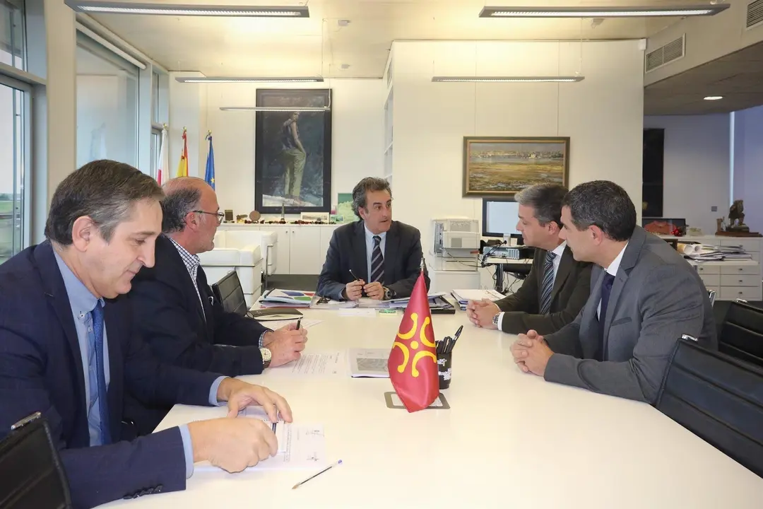 El consejero de Industria, Francisco Mart&iacute;n, se re&uacute;ne con el director de SEG Automotive, I&ntilde;aki Calvo