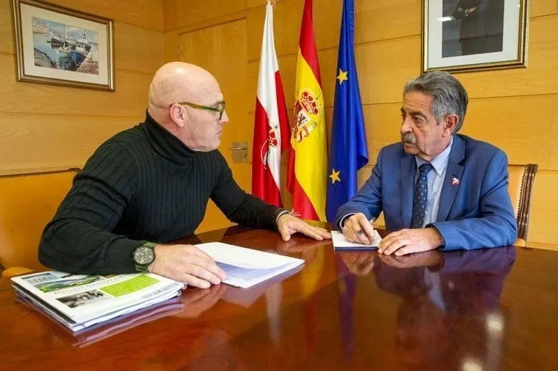 El presidente de Cantabria, Miguel &Aacute;ngel Revilla, durante su encuentro con Rodolfo Montero