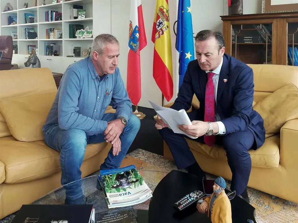 Alcalde de Hazas de Cesto con consejero de Desarrollo Rural