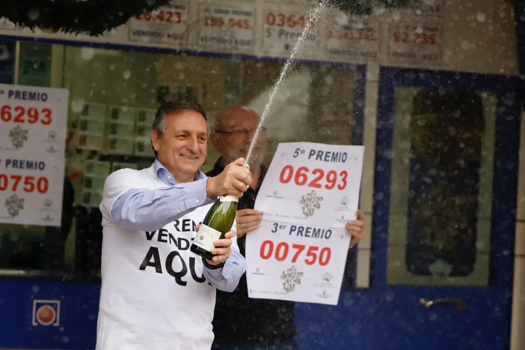 Un agraciado por el Sorteo Extraordinario de la Loter&iacute;a de Navidad 2019 celebra su suerte en la administraci&oacute;n situada en la calle Don Jaime I, 11 de Zaragoza, que ha distribuido parte del tercer (00750)  y quinto premio (06293) en Zaragoza (Arag&oacute;n, Espa&ntilde;