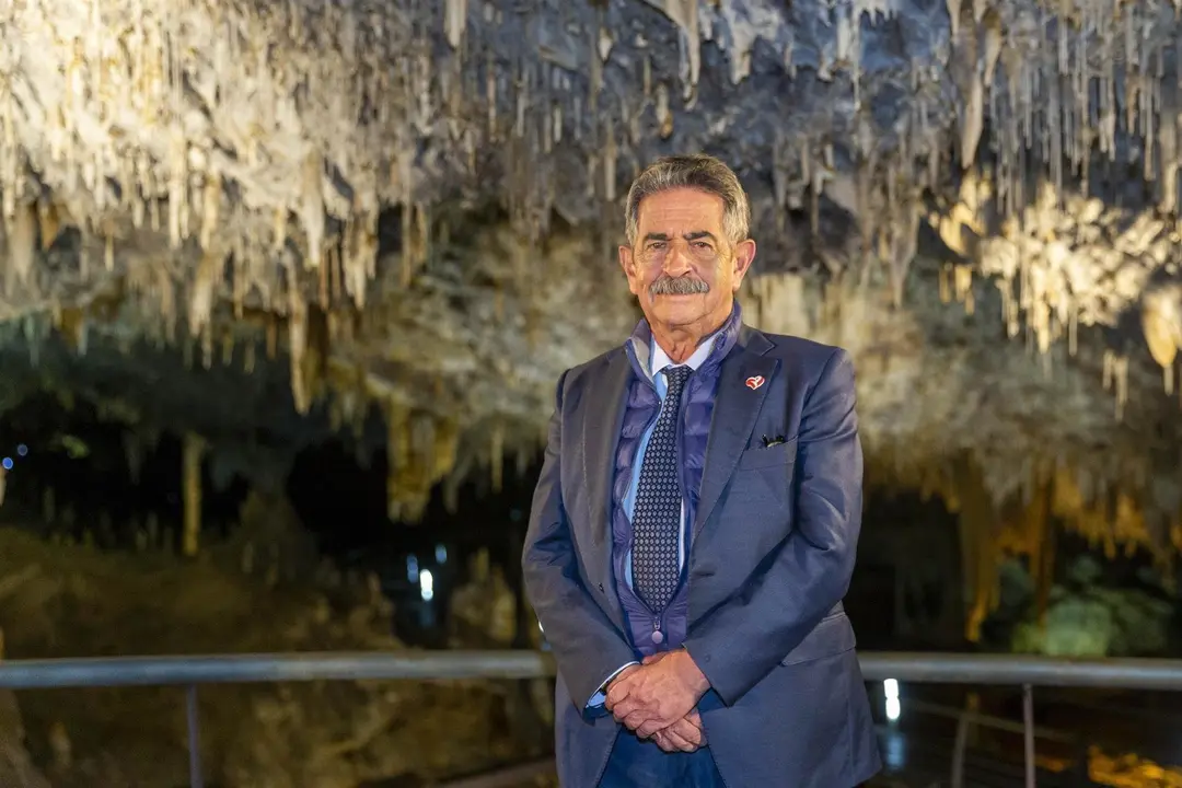 El presidente de Cantabria, Miguel &Aacute;ngel Revilla, felicita la Navidad desde la cueva de El Soplao