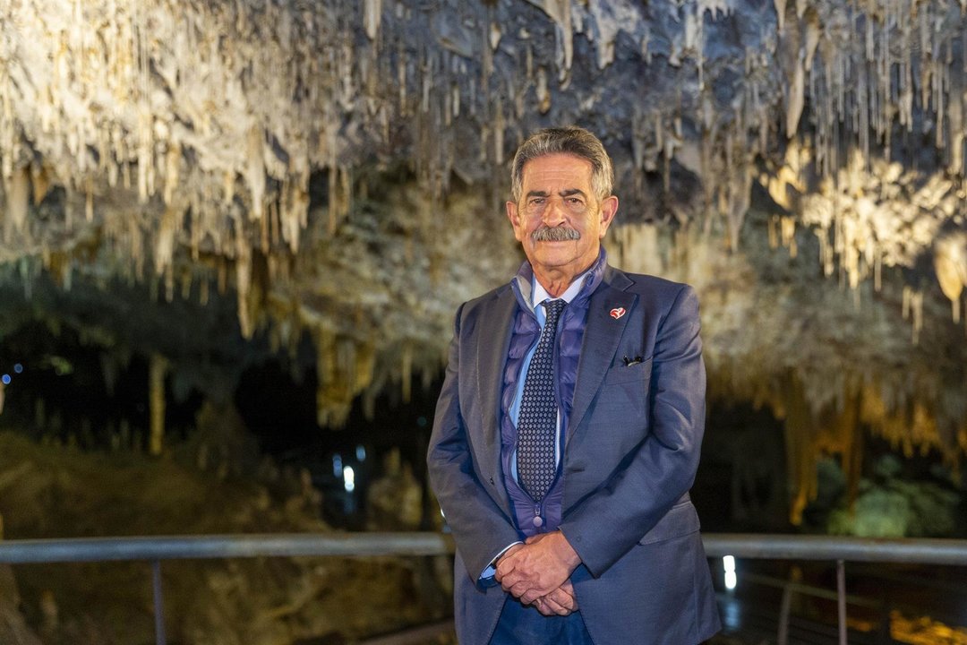 El presidente de Cantabria, Miguel Ángel Revilla, felicita la Navidad desde la cueva de El Soplao