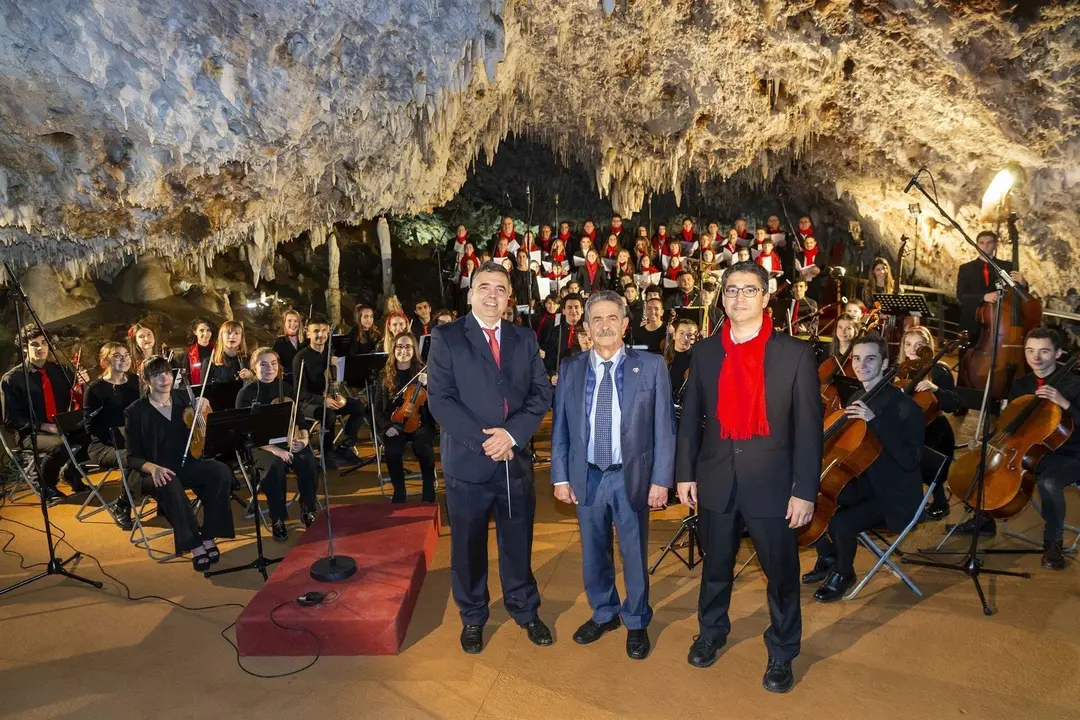 Revilla felicita la Navidad interpretando un villancico en El Soplao