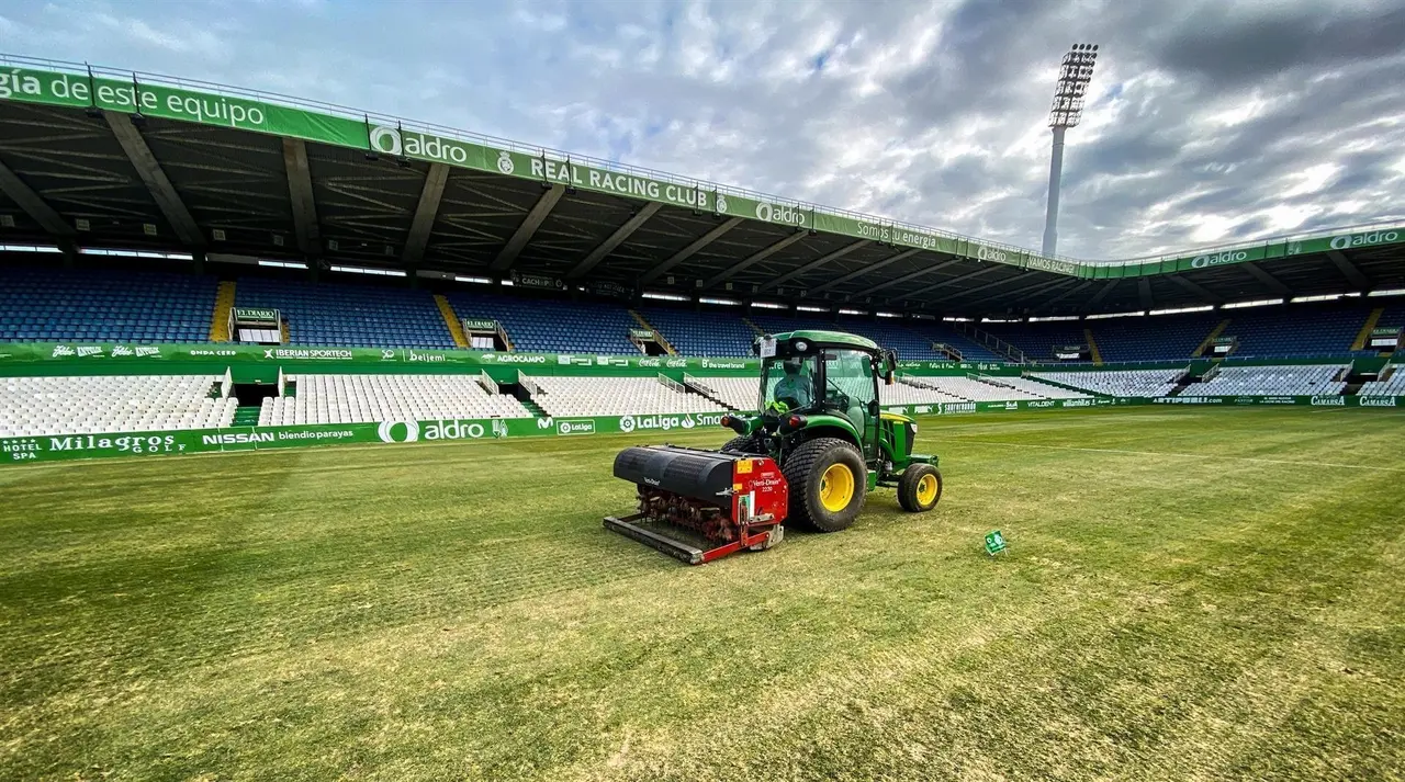 C&eacute;sped del campo del Racing de Santander