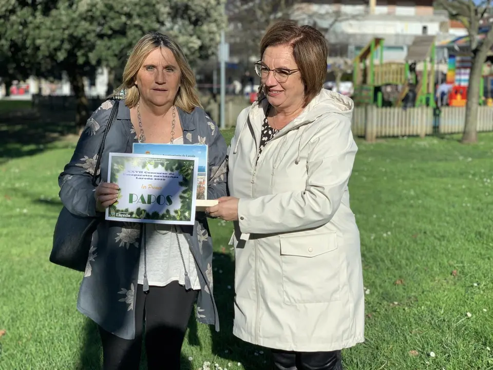 La alcaldesa de Laredo entrega los premios del concurso de escaparates