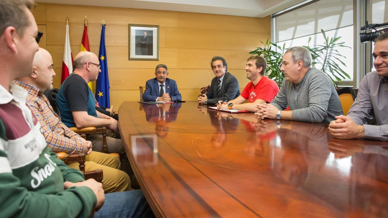 Revilla y Martín se reúnen con el comité de empresa de Ferroatlántica