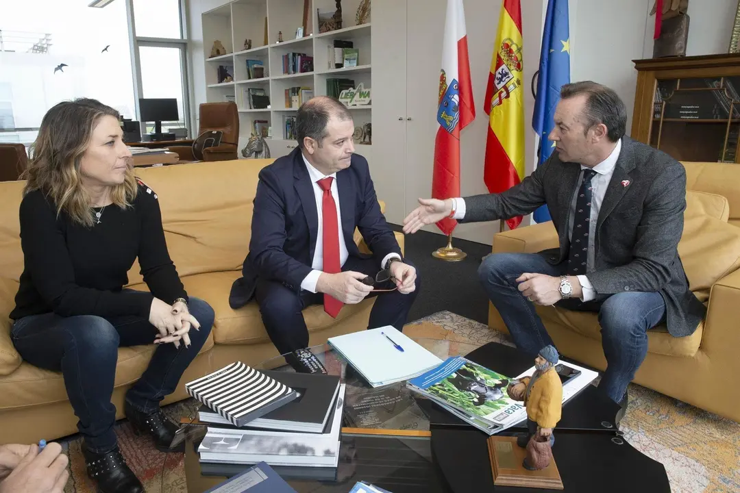 El consejero de Desarrollo Rural, Ganader&iacute;a, Pesca, Alimentaci&oacute;n y Medio Ambiente, Guillermo Blanco, se re&uacute;ne con el rector de la Universidad Europea del Atl&aacute;ntico, Rub&eacute;n Calder&oacute;n