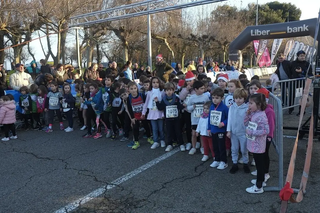Ni&ntilde;os en la San Silvestre de Santander