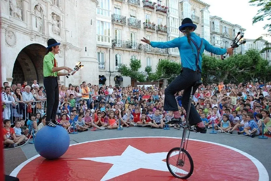 Tiritirantes presenta su espect&aacute;culo &lsquo;Birly Birloque&rsquo; en el Festival Navide&ntilde;o de Camargo
