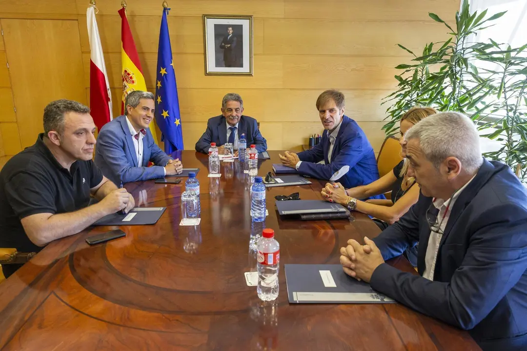 11:00	Gobierno de Cantabria 	El presidente de Cantabria, Miguel &Aacute;ngel Revilla, se re&uacute;ne con representantes de UGT, CC.OO. y CEOE-CEPYME. (Gr&aacute;ficos al inicio de la reuni&oacute;n y declaraciones al finalizar la misma).

15 JULIO 2019 &copy; Miguel De la Parra