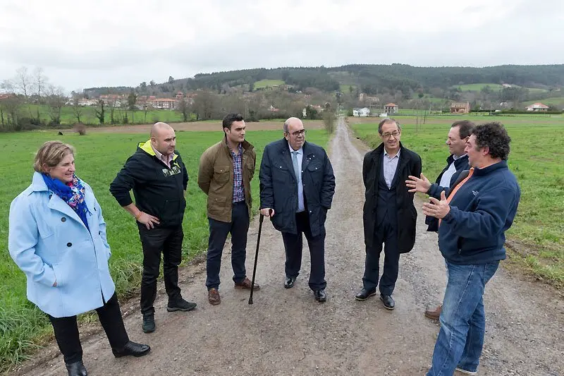 visita del consejero a camino rural en ribamont&aacute;n