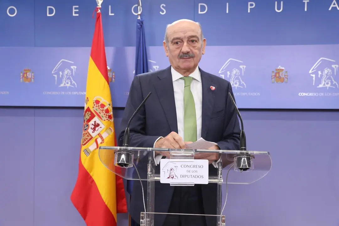 El diputado del Partido Regionalista de Cantabria (PRC), Jos&eacute; Mar&iacute;a Maz&oacute;n ofrece rueda de prensa en el Congreso de los Diputados tras su consulta con el Rey sobre una posible investidura del candidato socialista como Presidente del Gobierno, en Madrid (Es