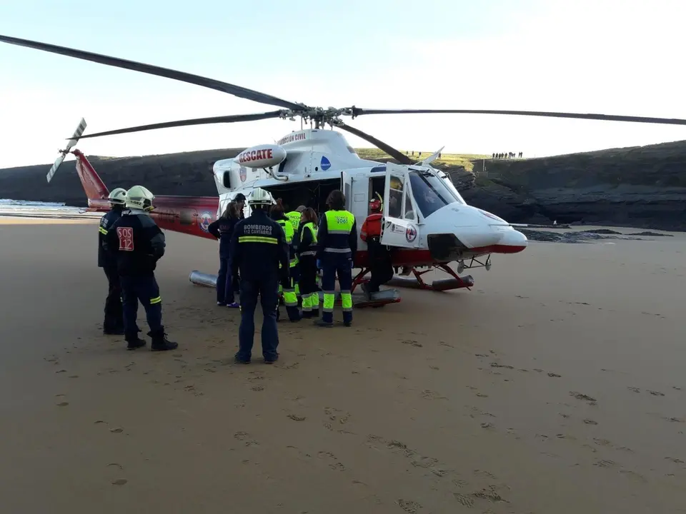 Helic&oacute;ptero evac&uacute;a a un var&oacute;n herido que se hab&iacute;a precipitado en la playa en Bareyo