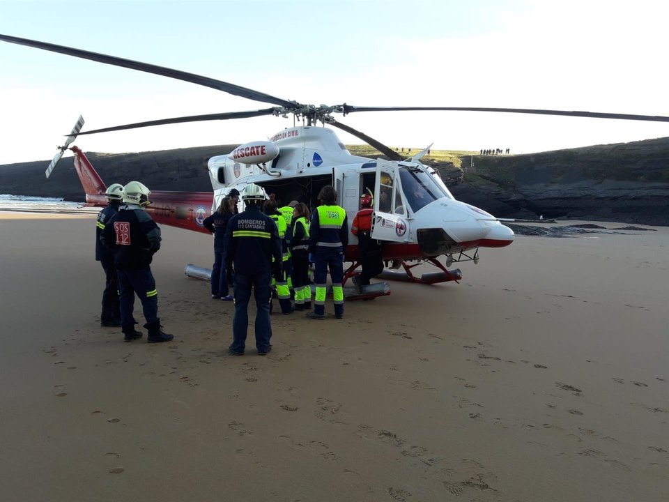 Helicóptero evacúa a un varón herido que se había precipitado en la playa en Bareyo