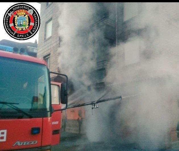 Bomberos de Santander sofocan el incendio de un toldo en un local hostelero de Somo