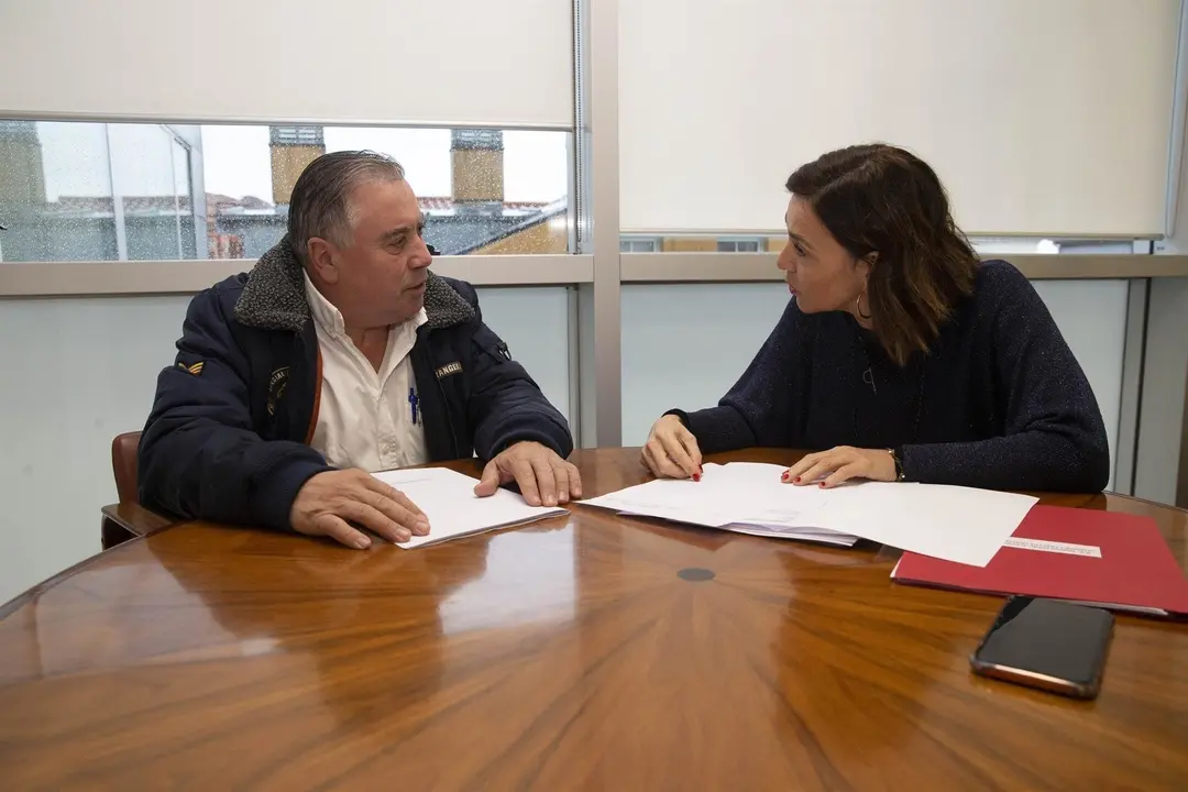 Alcalde de Ud&iacute;as con la consejera