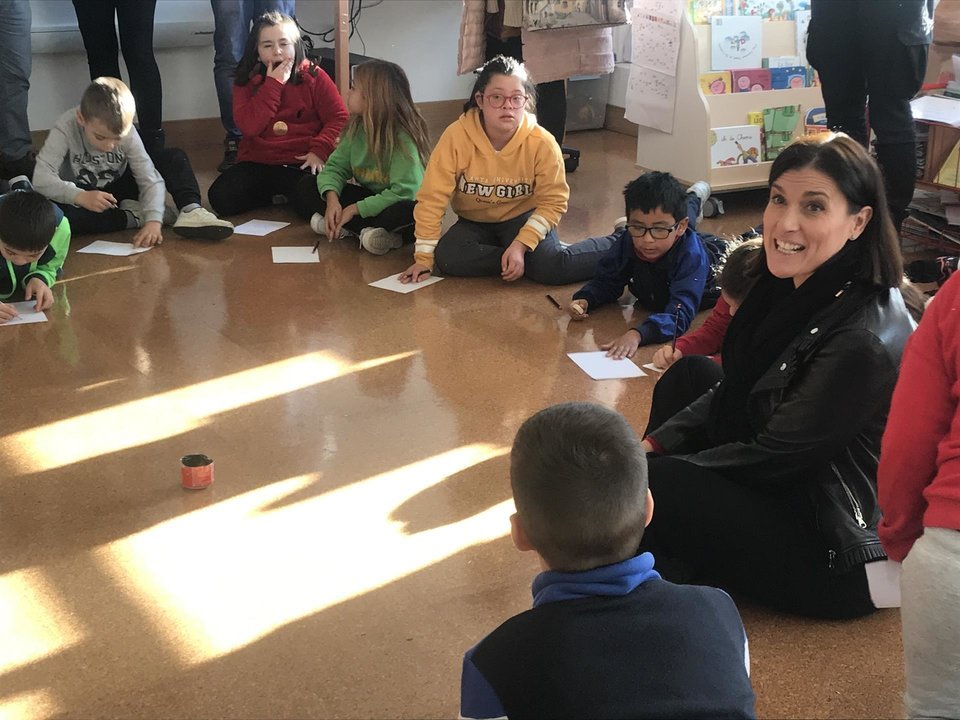 La alcaldesa de Santander, Gema Igual, visita a los niños que participan en las actividades de El Inviernuco en el colegio Antonio Mendoza
