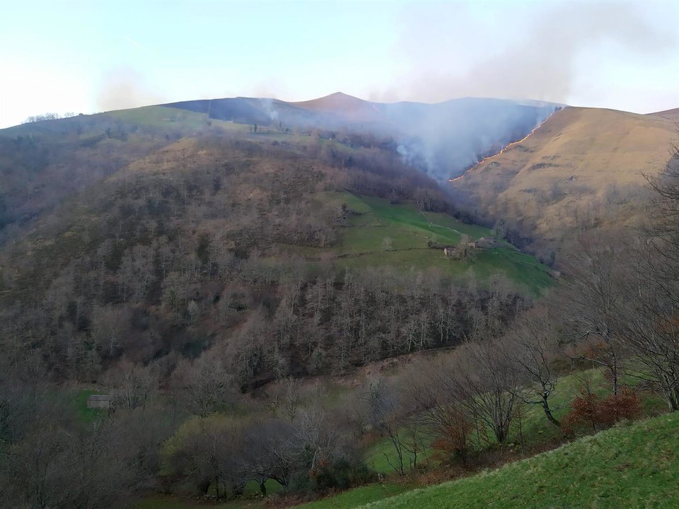 Ndp Cantabria Contabiliza Casi Una Docena De Incendios Forestales Desde El Viernes Y Uno Permanece Activo En Vega De Pas