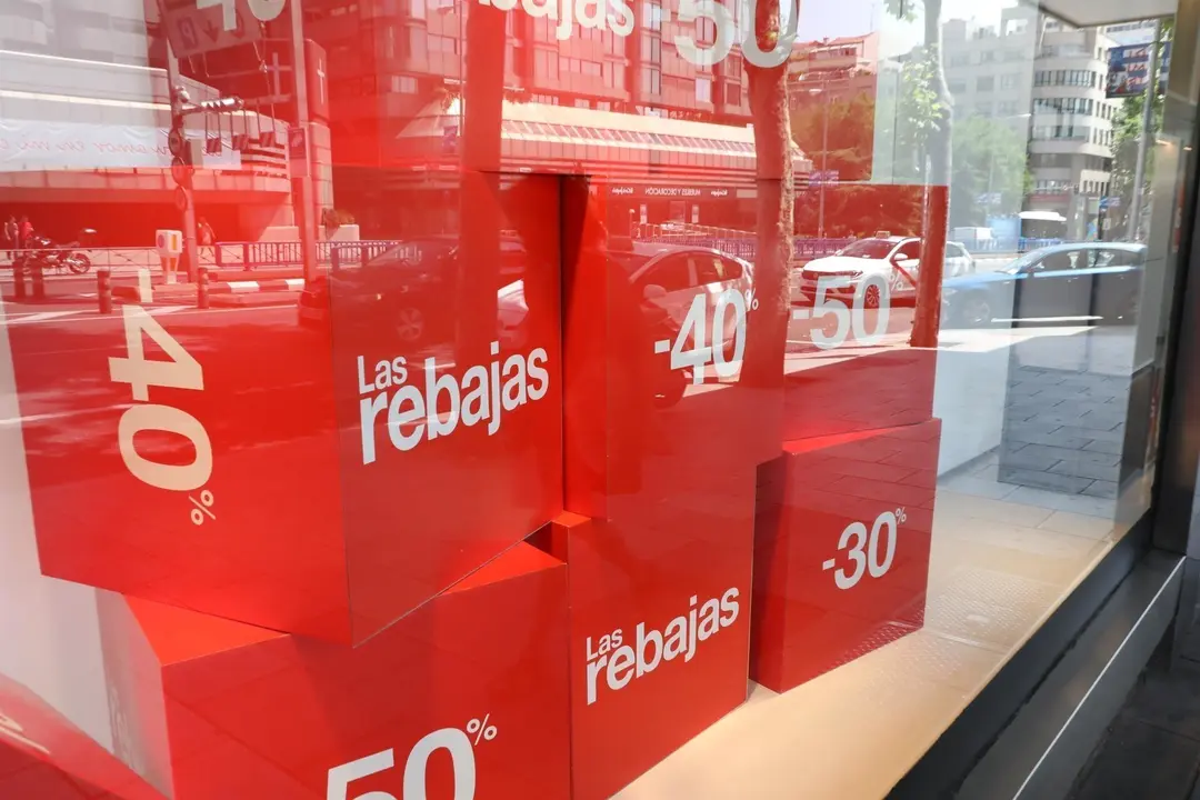 Imagen de un escaparate que anuncia el comienzo las rebajas de verano 2019.