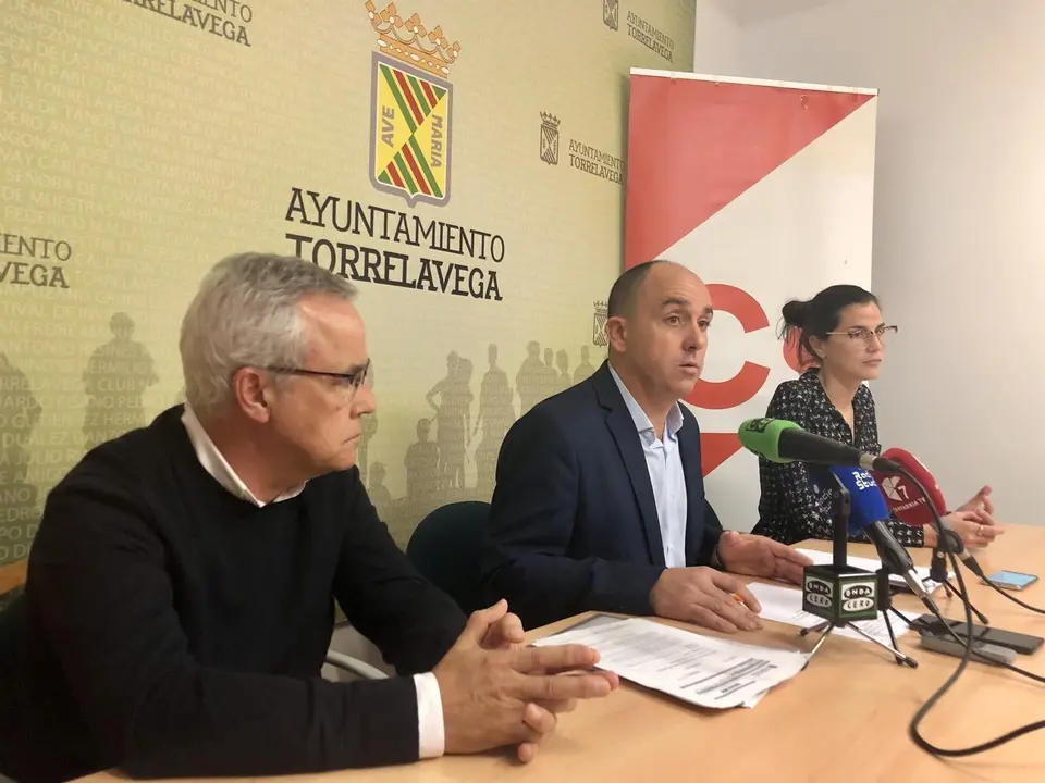 El concejal de Cs en Torrelavega, Julio Ricciardiello (centro),