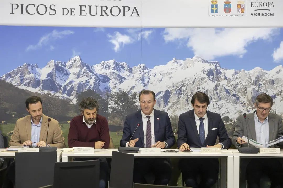 El consejero de Desarrollo Rural, Ganader&iacute;a, Pesca, Alimentaci&oacute;n y Medio Ambiente, Guillermo Blanco, participa, junto a sus hom&oacute;logos de Asturias y Castilla y Le&oacute;n, en la reuni&oacute;n del Patronato del Parque Nacional de los Picos de Europa