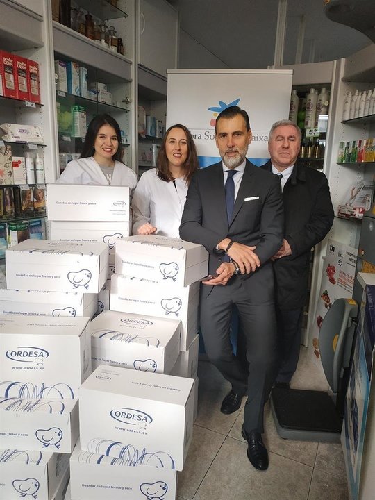 Entrega leche a banco de alimentos de Cantabria