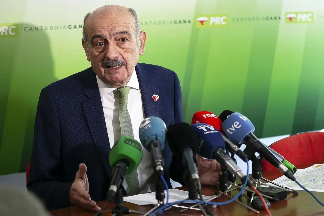 Jos&eacute; Mar&iacute;a Maz&oacute;n, diputado del PRC, valora en rueda de prensa el acuerdo con el PSOE