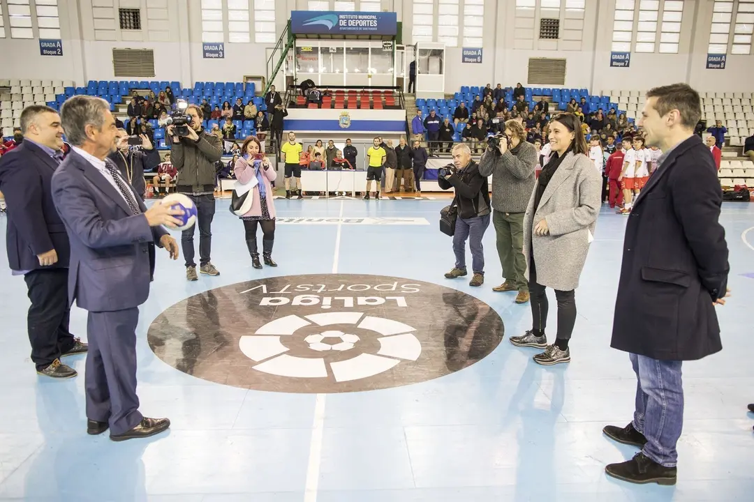 El presidente de Cantabria, Miguel &Aacute;ngel Revilla, acompa&ntilde;ado de la alcaldesa de Santander, Gema Igual, en el saque de honor del Campeonato de Espa&ntilde;a de Selecciones Auton&oacute;micas 2020 que se disputa en la capital c&aacute;ntabra