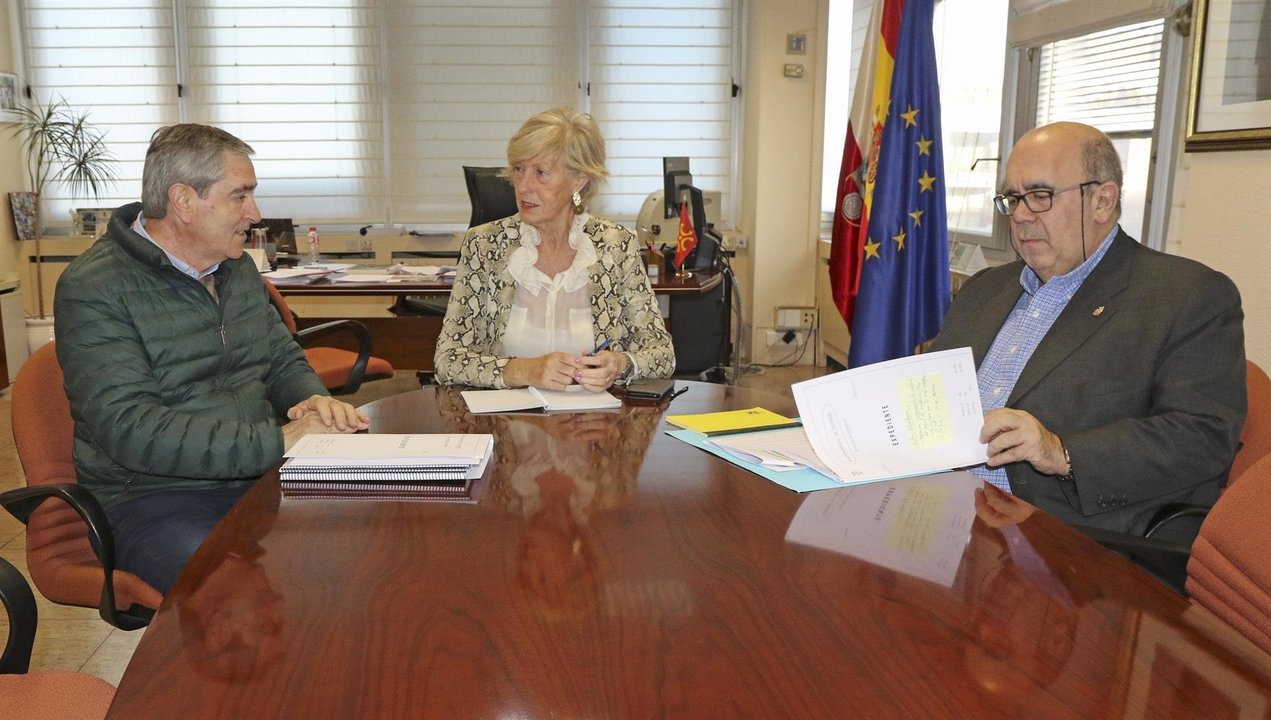 La consejera de Educación, Marina Lombó, y el alcalde de Suances, Andrés Ruiz Moya