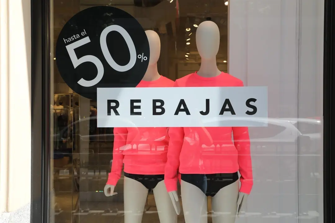 Un escarate anuncia el comienzo las rebajas de verano 2019.