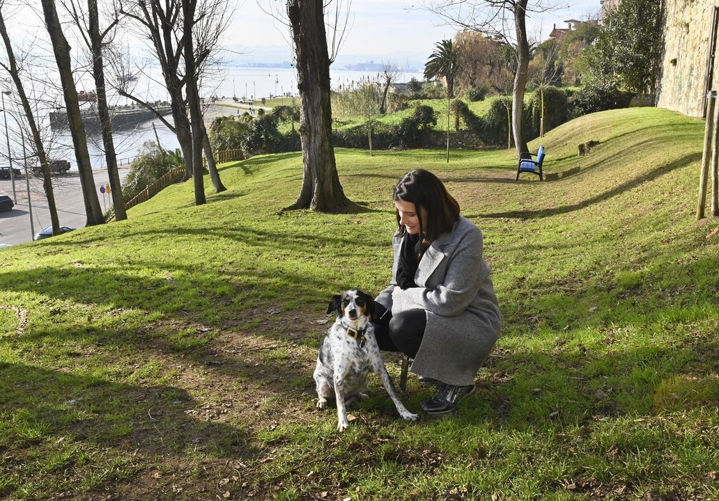 La alcaldesa, Gema Igual, con un perro, en una zona de esparcimiento canino