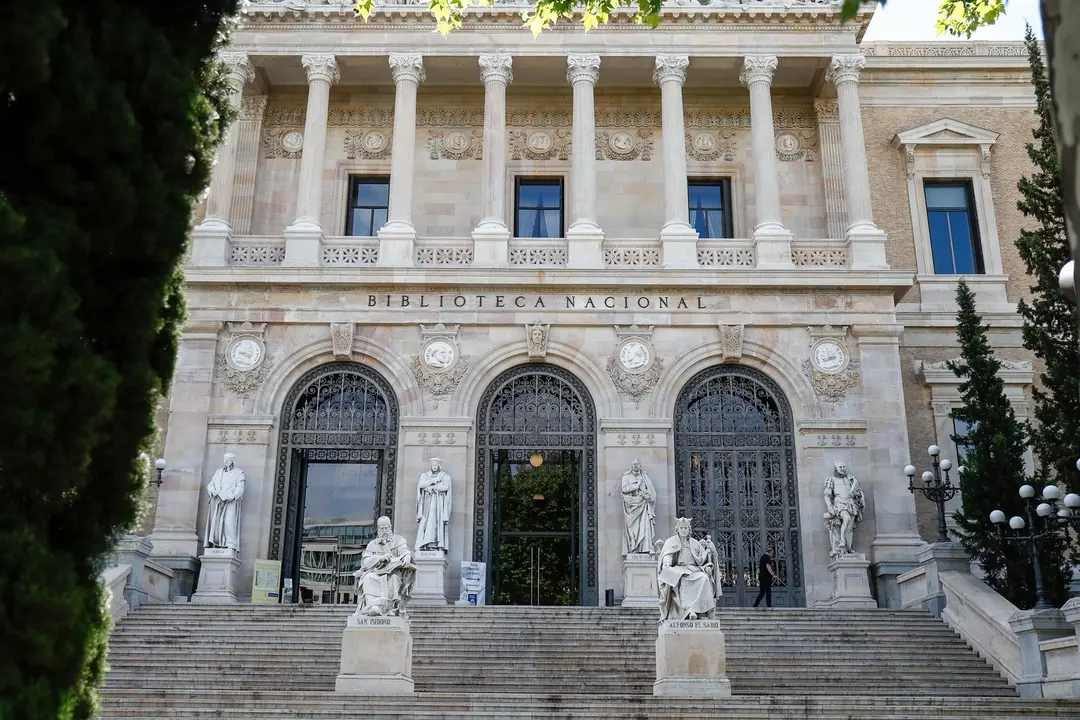 Escaleras de la puerta principal de la Biblioteca Nacional en el Paseo de Recoletos de Madrid.