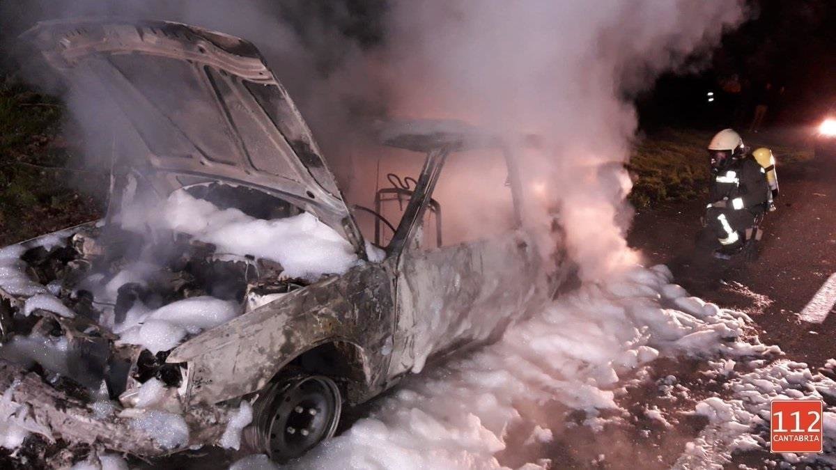Vehículo incendiado en la N-634 en Pámanes