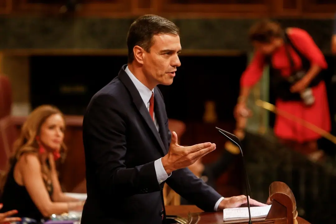 El presidente del Gobierno en funciones y candidato del PSOE a la reelecci&oacute;n, Pedro S&aacute;nchez, interviene desde la tribuna del Congreso de los Diputados en la primera sesi&oacute;n del debate de investidura a la Presidencia del Gobierno.
