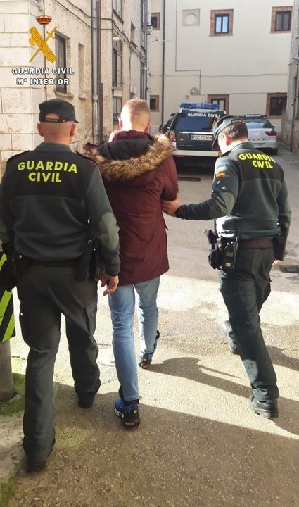 La Guardia Civil detiene a un joven ucraniano por encañonar a un honbre y disparar al aire a la salida de un bar en San Vicente de la Barquera el día de Año Nuevo