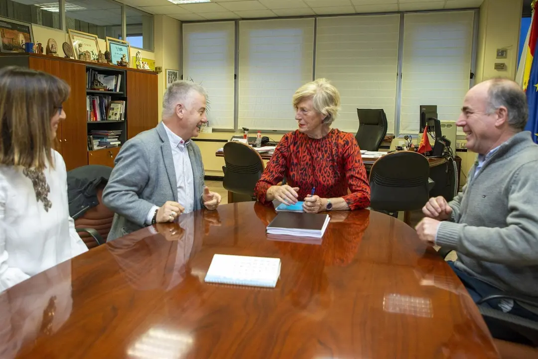 Marina Lomb&oacute; con el alcalde de Villaescusa