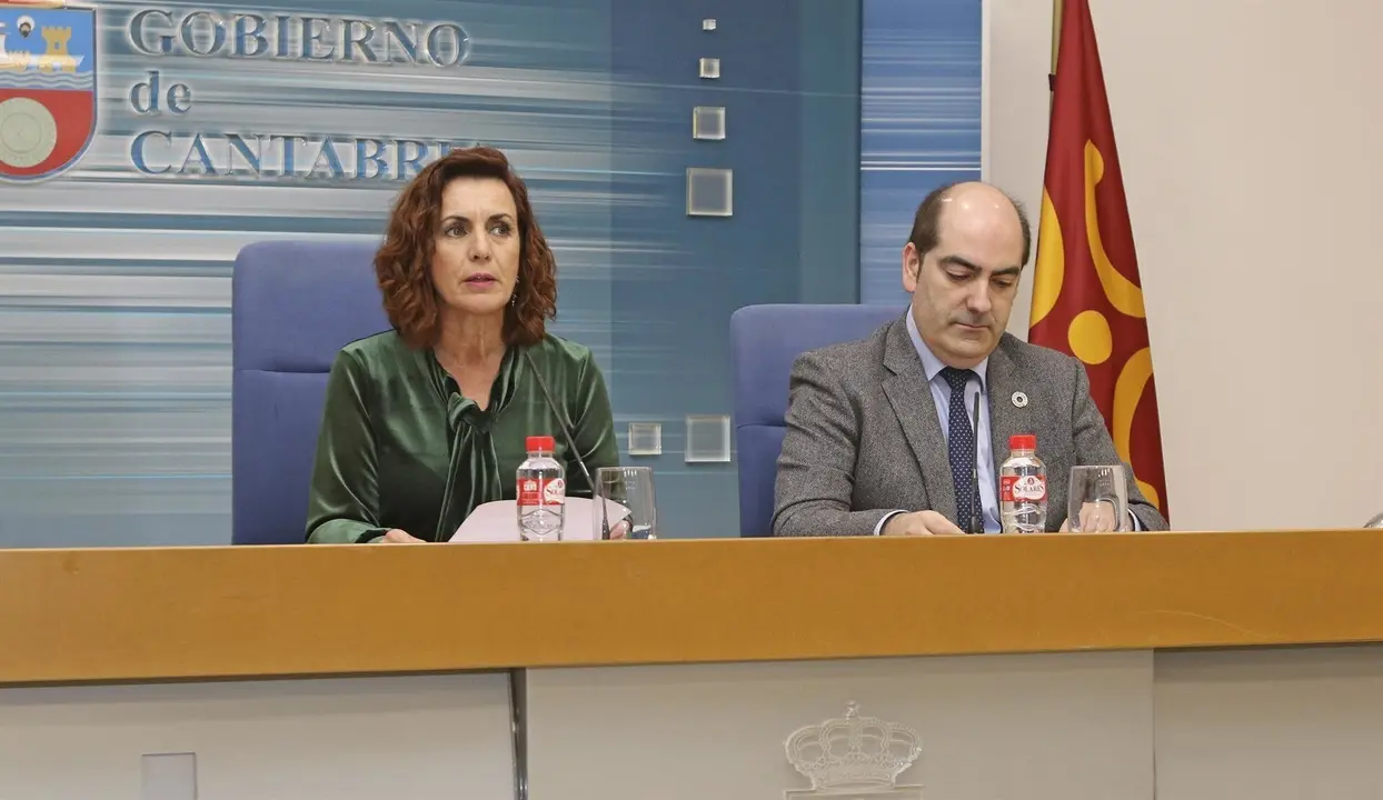La consejera de Empleo y Pol&iacute;ticas Sociales, Ana Bel&eacute;n &Aacute;lvarez, acompa&ntilde;ada del director del Emcan, Jos&eacute; Manuel Callejo, valora los datos del paro en rueda de prensa