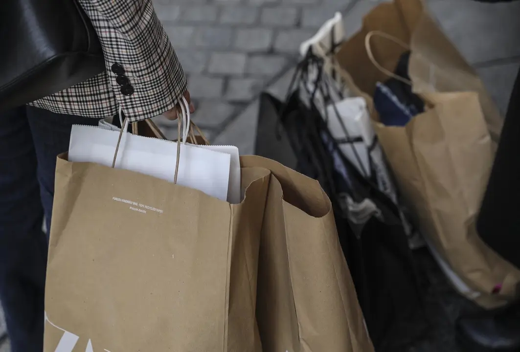 Ciudadanos acuden a comprar durante las rebajas