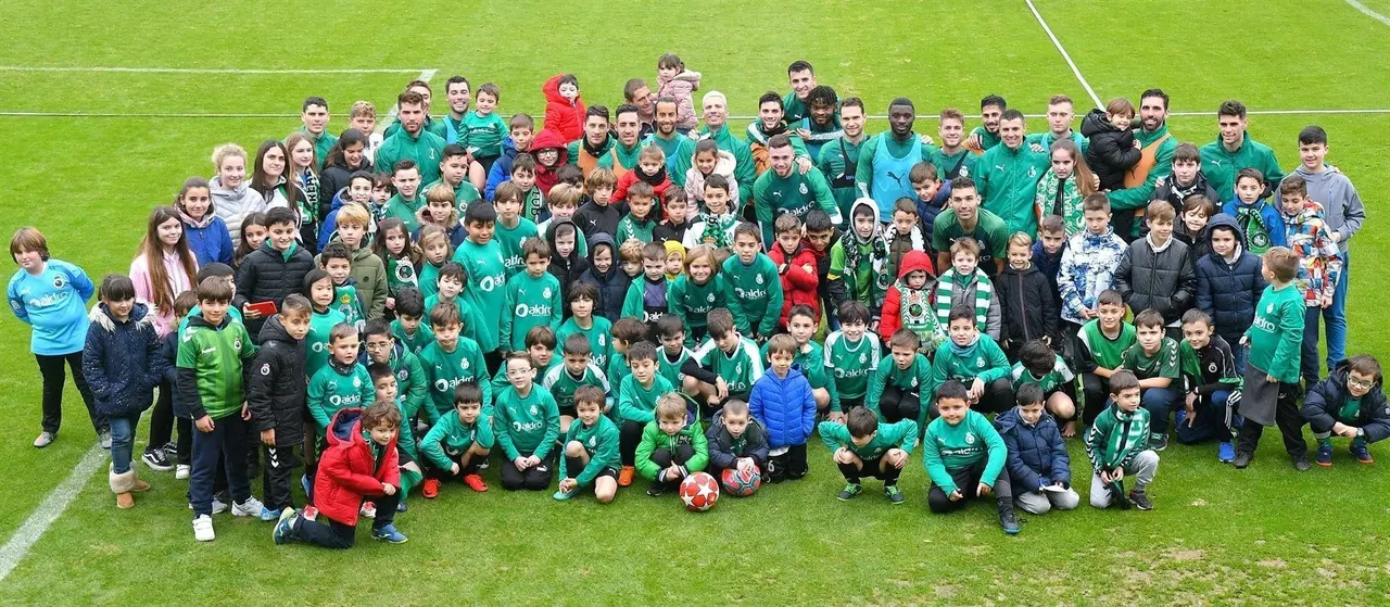 Aficionados y jugadores del Racing de Santander en la jornada de puertas abiertas