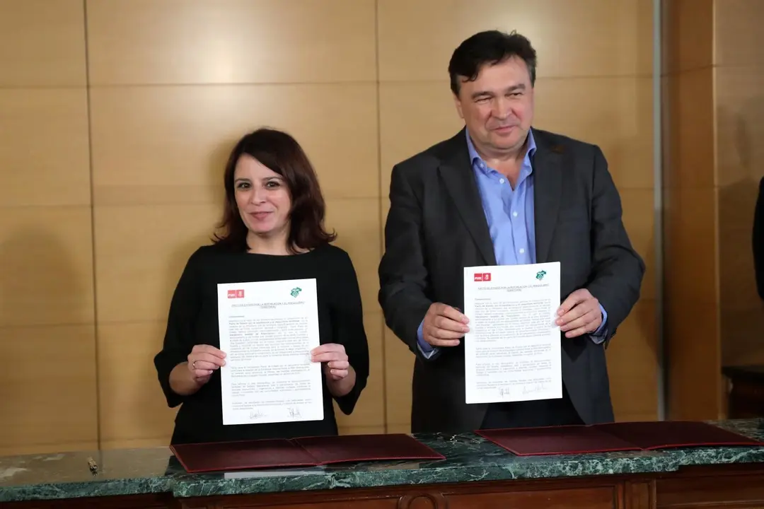 La vicesecretaria general y portavoz del Grupo Socialista en el Congreso, Adriana Lastra; y el presidente de Teruel Existe, Tom&aacute;s Guitarte, muestran el acuerdo firmado entre ambos partidos para la investidura del socialista Pedro S&aacute;nchez