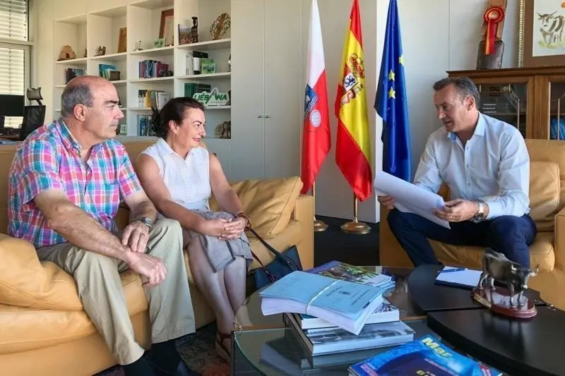 El consejero de Desarrollo Rural, Ganader&iacute;a, Pesca, Alimentaci&oacute;n y Medio Ambiente, Guillermo Blanco, se re&uacute;ne con la alcaldesa de Limpias, Mar&iacute;a del Mar Iglesias, y con el teniente de alcalde del municipio, Jos&eacute; Ram&oacute;n Abascal