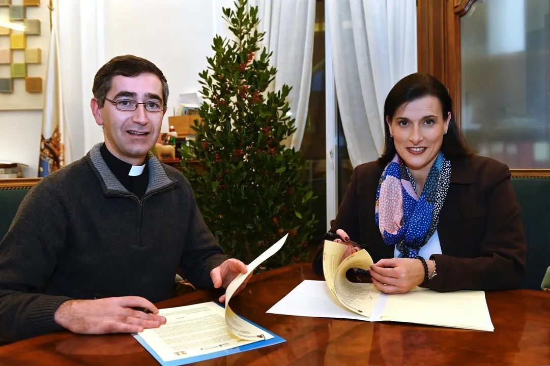 La alcaldesa de Santander, Gema Igual, con el representante de la guarder&iacute;a Valterra, Sergio Llata