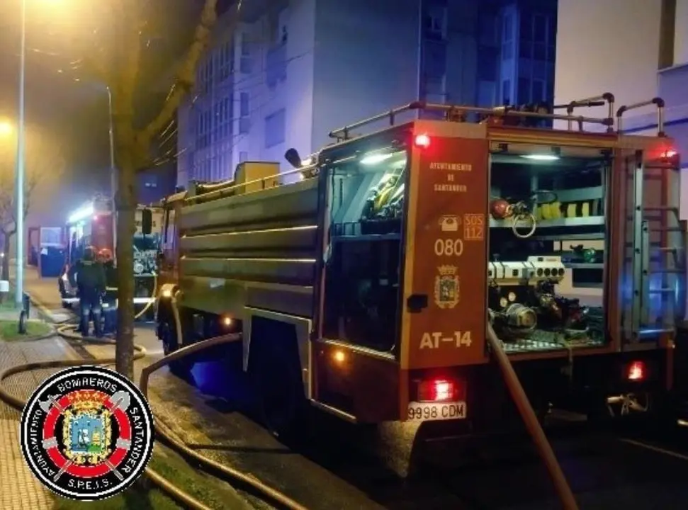 Bomberos de Santander durante las labores de extinci&oacute;n del fuego en un garaje comunitario de Astillero