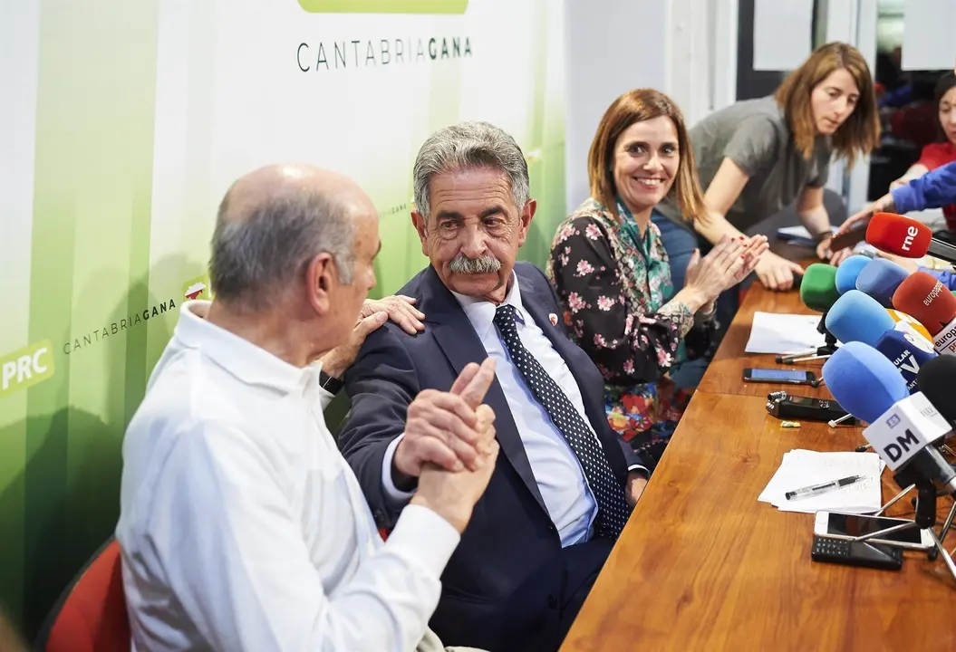 El diputado de PRC Jos&eacute; Mar&iacute;a Maz&oacute;n, el candidato a la presidencia de Cantabria por el PRC, Miguel &Aacute;ngel Revilla, y la secretaria de Organizaci&oacute;n del PRC, Paula Fern&aacute;ndez, comparecen en rueda de prensa tras conocer la victoria de su partido.