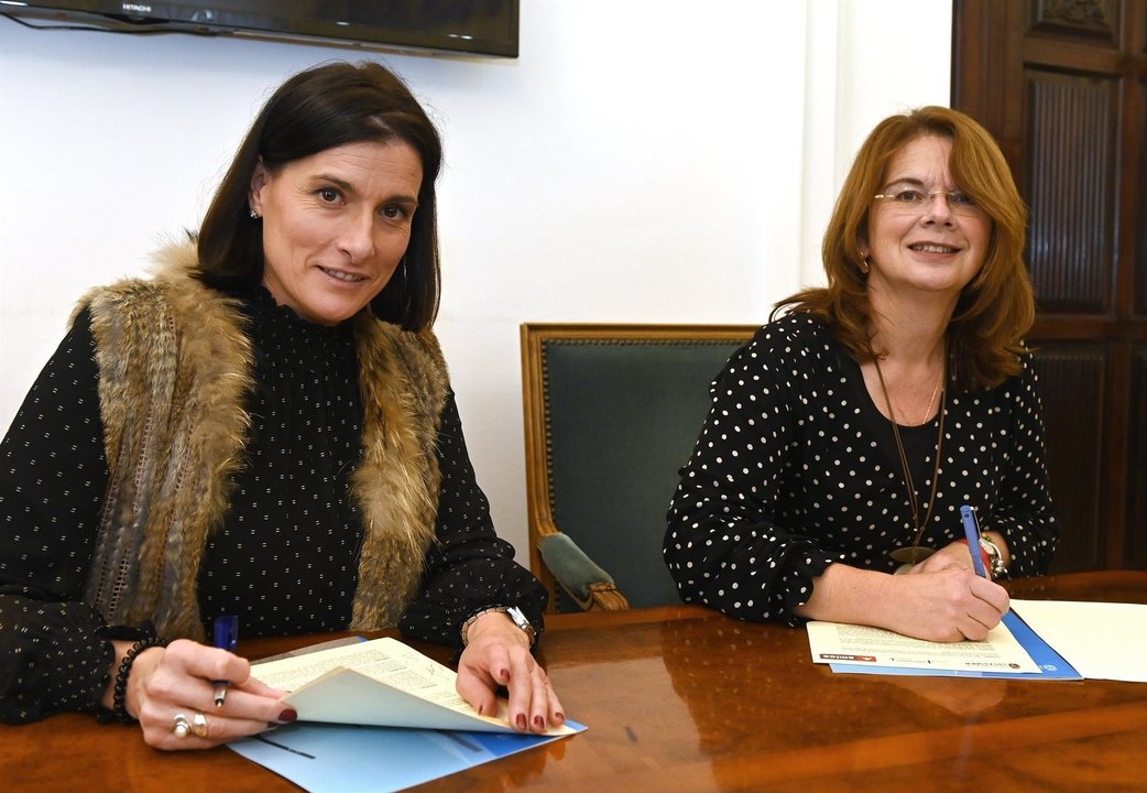La alcaldesa de Santander, Gema Igual (izda) y la presidenta de AMICA, Mercedes del Hoyo (derecha)