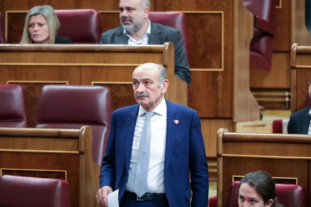 El diputado del PRC, Jos&eacute; Mar&iacute;a Maz&oacute;n, se dirige a intervenir en la primera sesi&oacute;n del debate de investidura del candidato socialista a la Presidencia de Gobierno en la XIV Legislatura en Madrid (Espa&ntilde;a), a 4 de enero de 2020.
