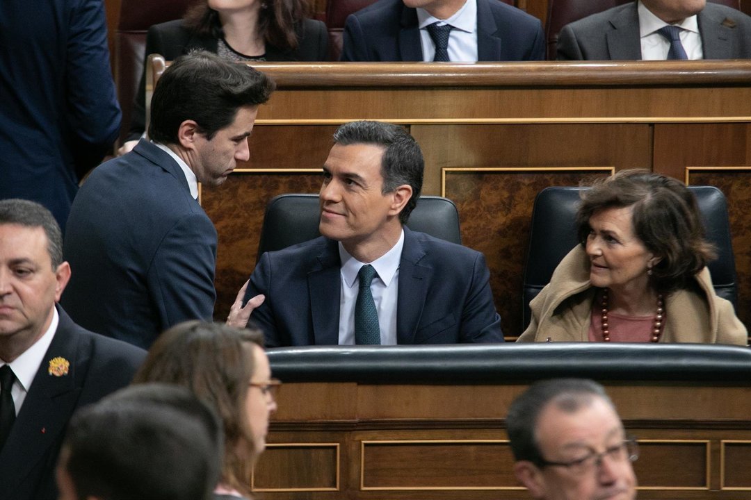 El diputado del PSOE por Cantabria, Pedro Casares, habla con Pedro Sánchez