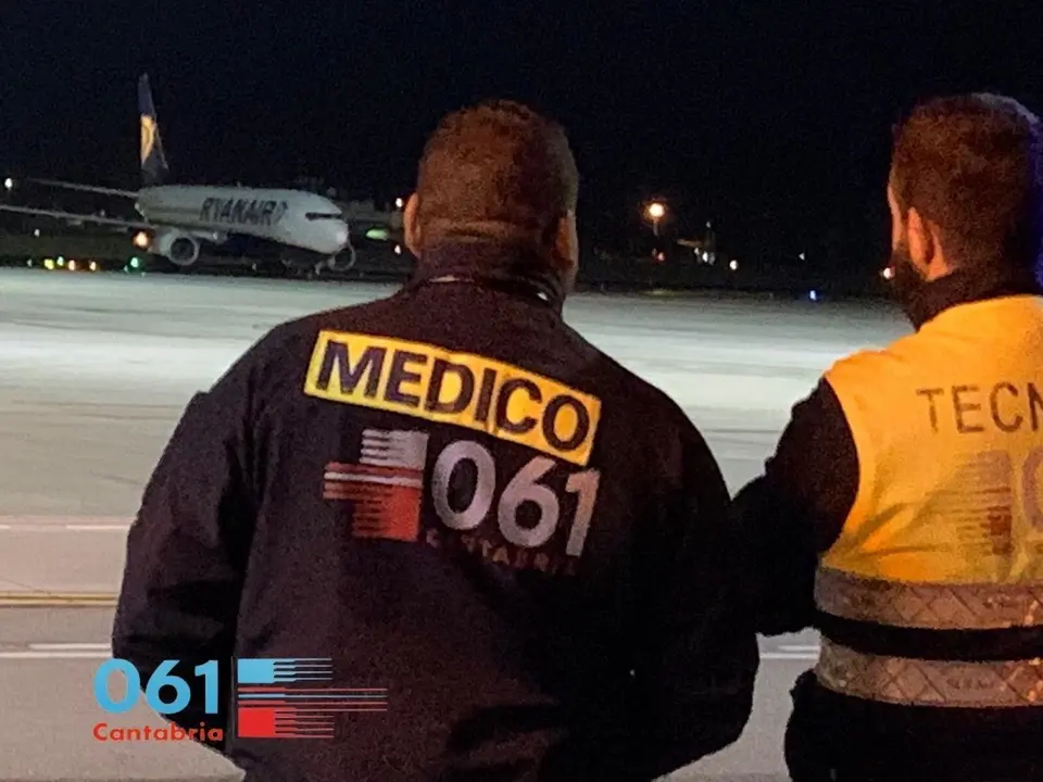 Efectivos del 061 en el aeropuerto 'Seve Ballesteros'