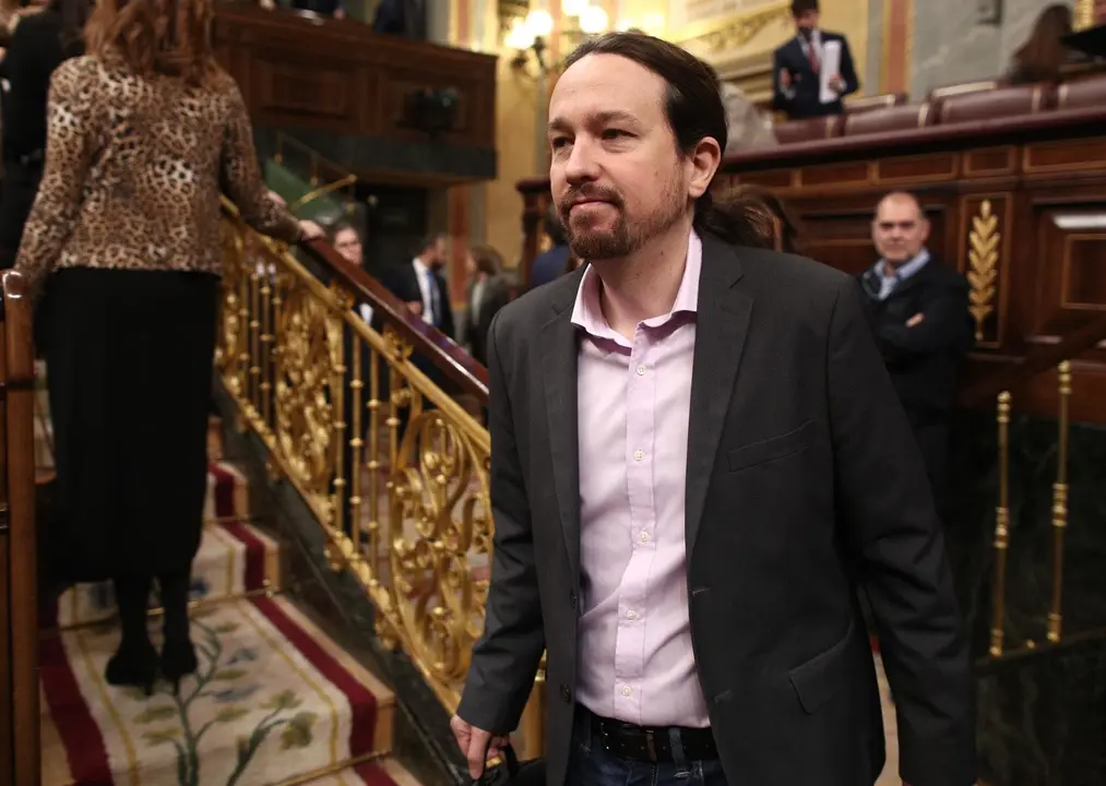 El secretario general de Podemos, Pablo Iglesias, entra en el Congreso de los Diputados, antes de la primera sesi&oacute;n del debate de investidura del candidato socialista a la Presidencia de Gobierno en la XIV Legislatura en Madrid (Espa&ntilde;a), a 4 de enero de 2