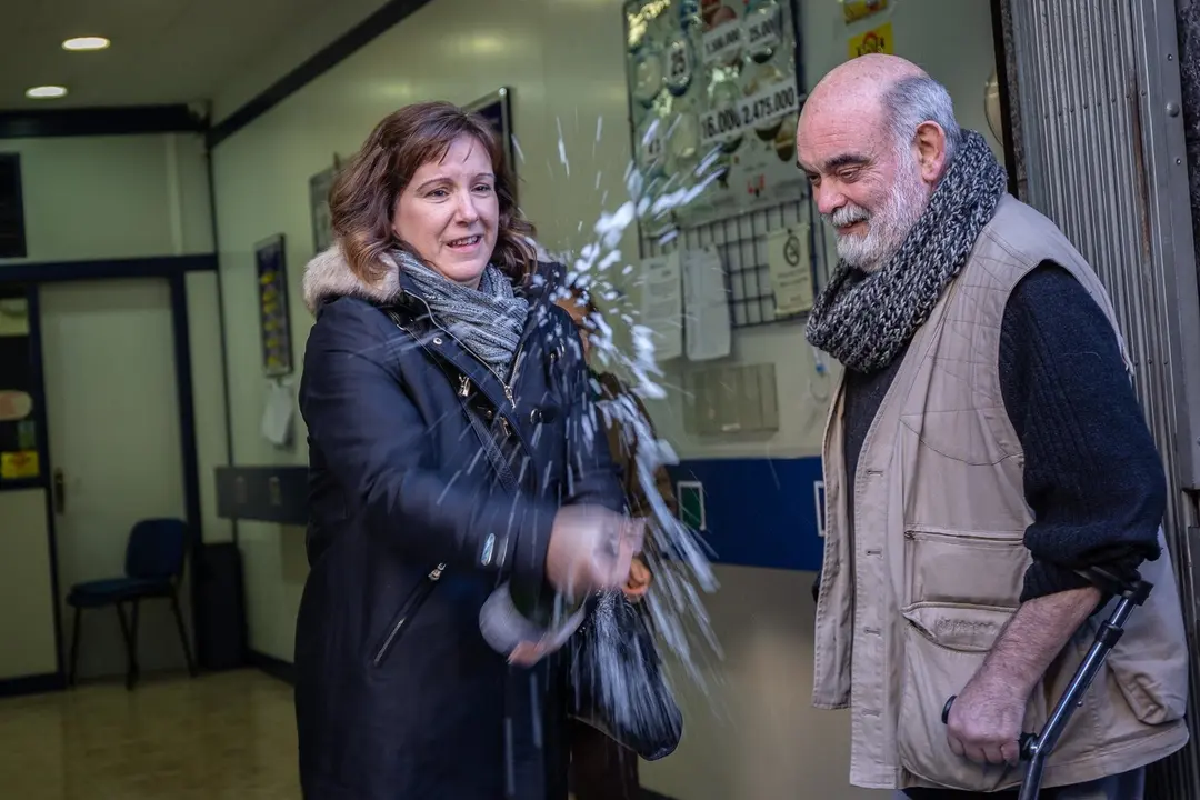 Premiados en la administraci&oacute;n 271 de Barcelona donde ha ca&iacute;do &iacute;ntegramente el primer premio del Sorteo Extraordinario de El Ni&ntilde;o 